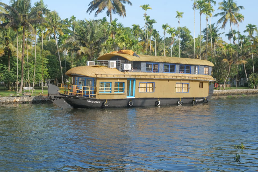3 bedroom houseboat in Alappuzha